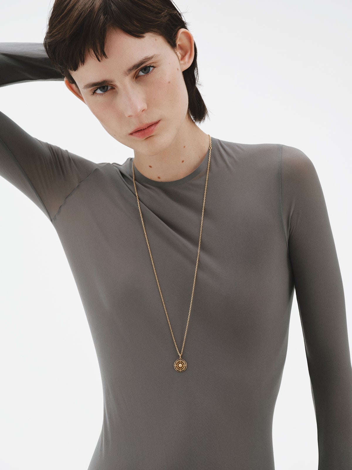 Charm de plata 925 bañada en oro amarillo de 18K con amatista morada y topacio blanco sobre rosa de los vientos