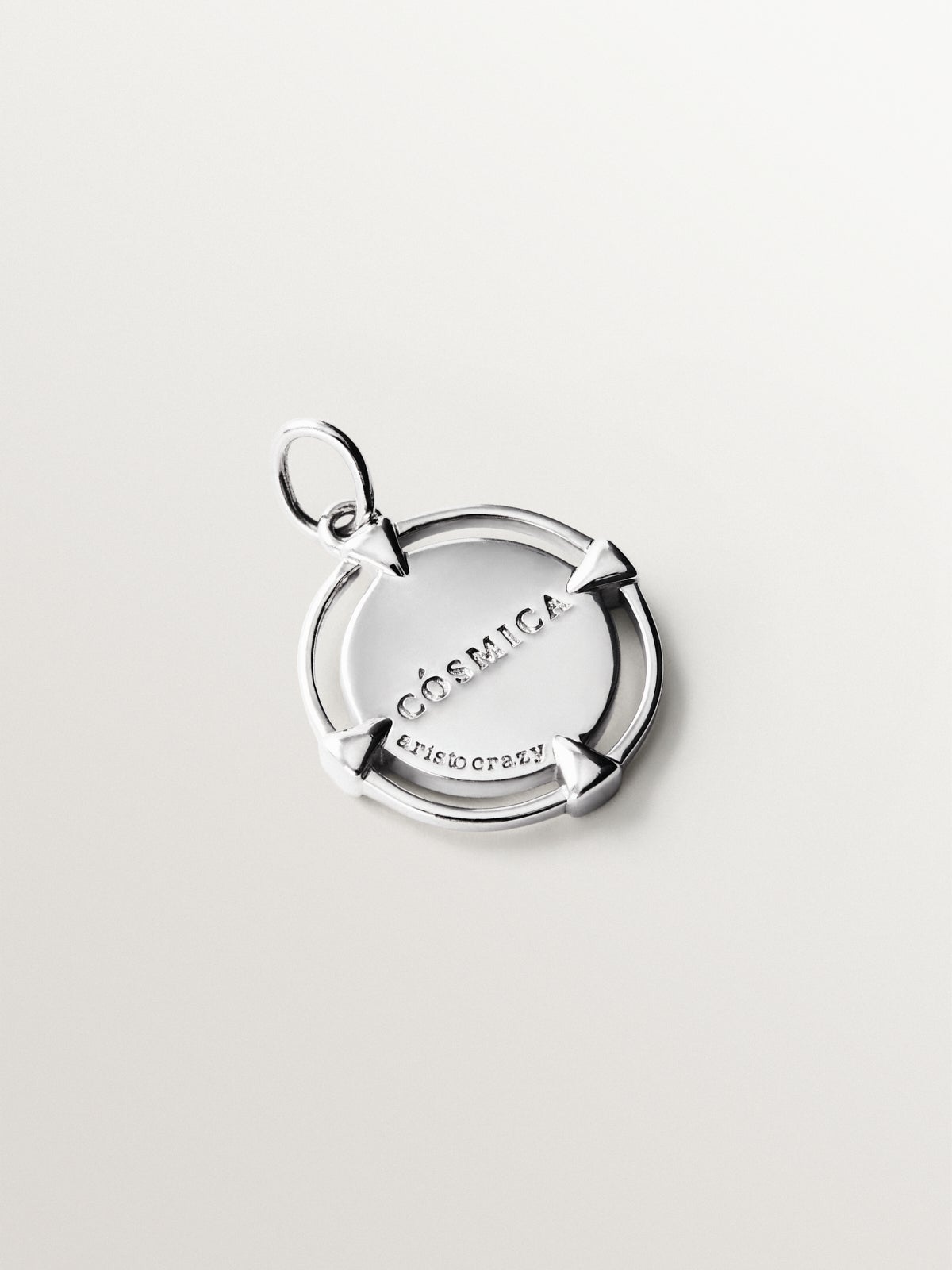 Charm de plata 925 con detalle de esmalte negro y forma de medalla