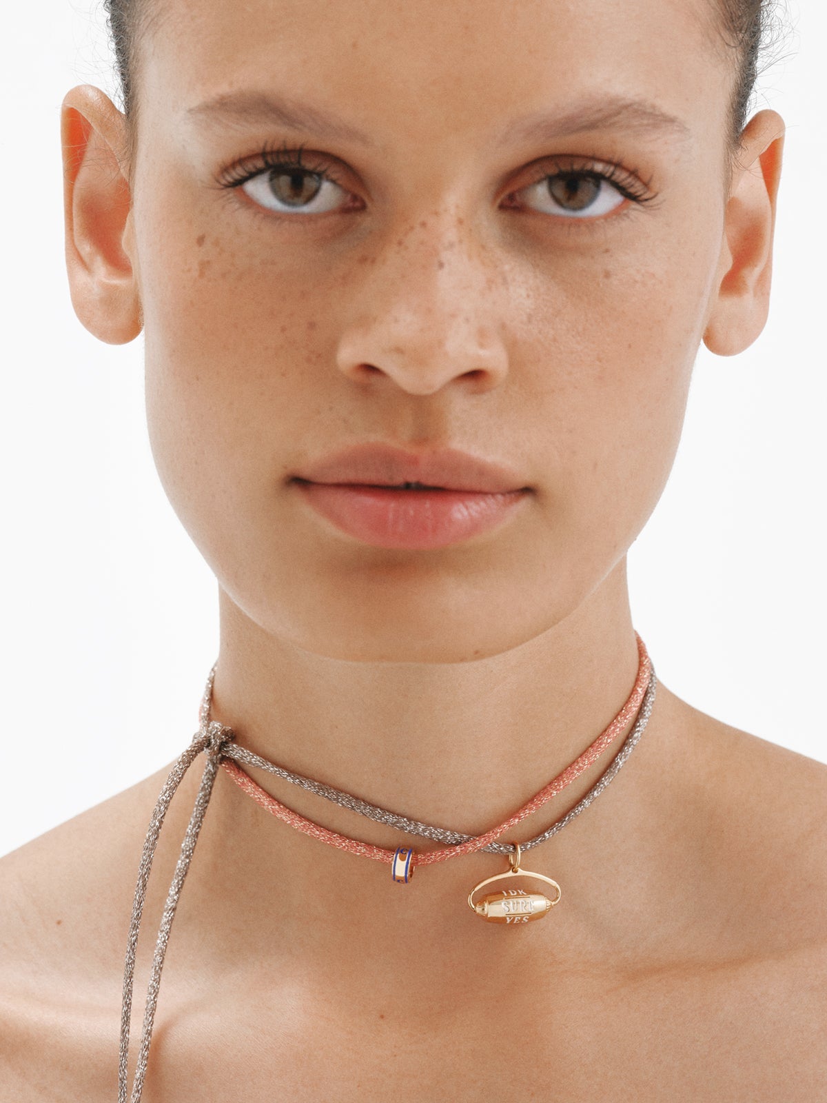 Charm de plata 925 bañada en oro de 18K con motivo móvil de la suerte esmaltado en blanco