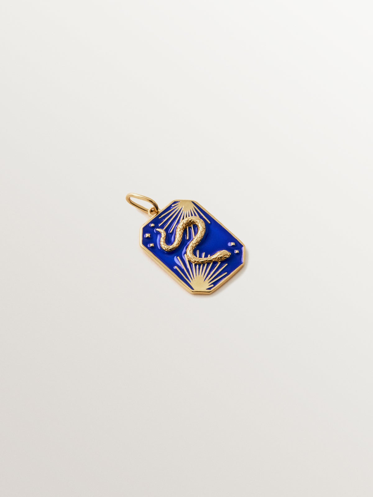 Charm de plata 925 bañada en oro de 18K y esmalte azul con motivo de serpiente