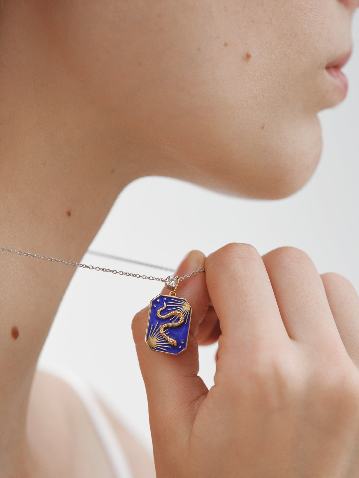 Charm de plata 925 bañada en oro de 18K y esmalte azul con motivo de serpiente