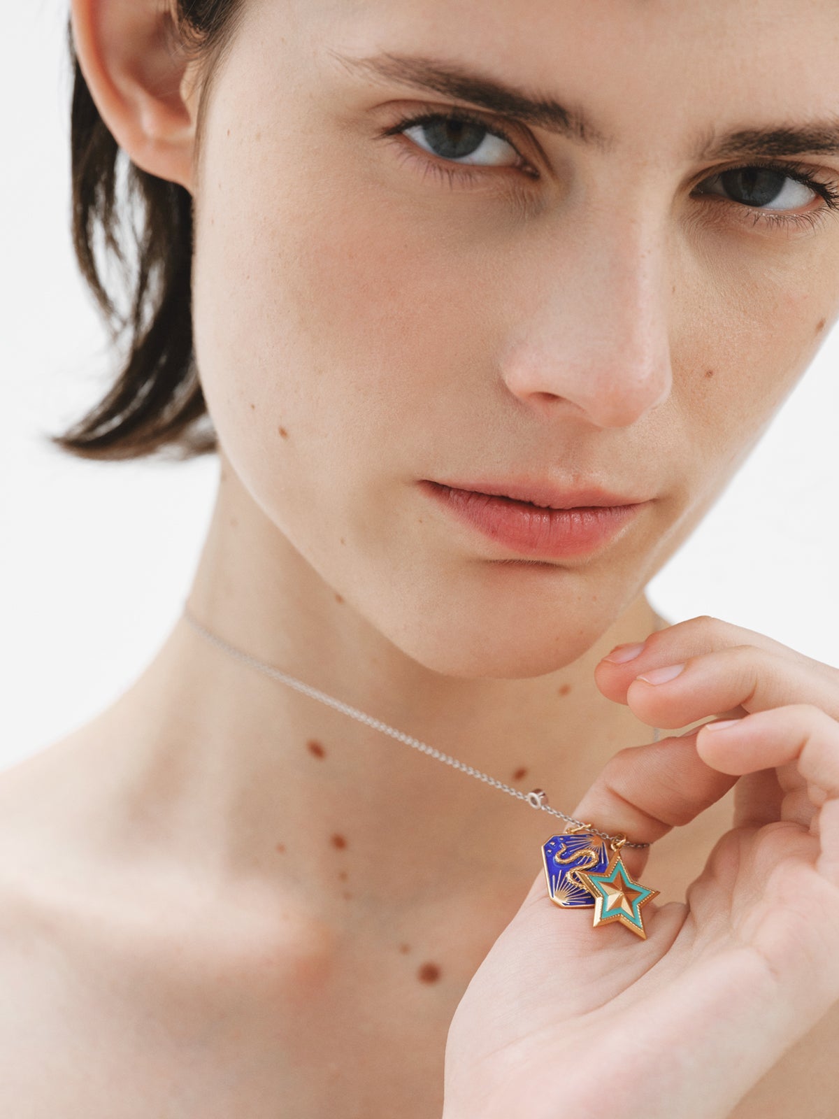 Charm de plata 925 bañada en oro de 18K y esmalte azul con motivo de serpiente