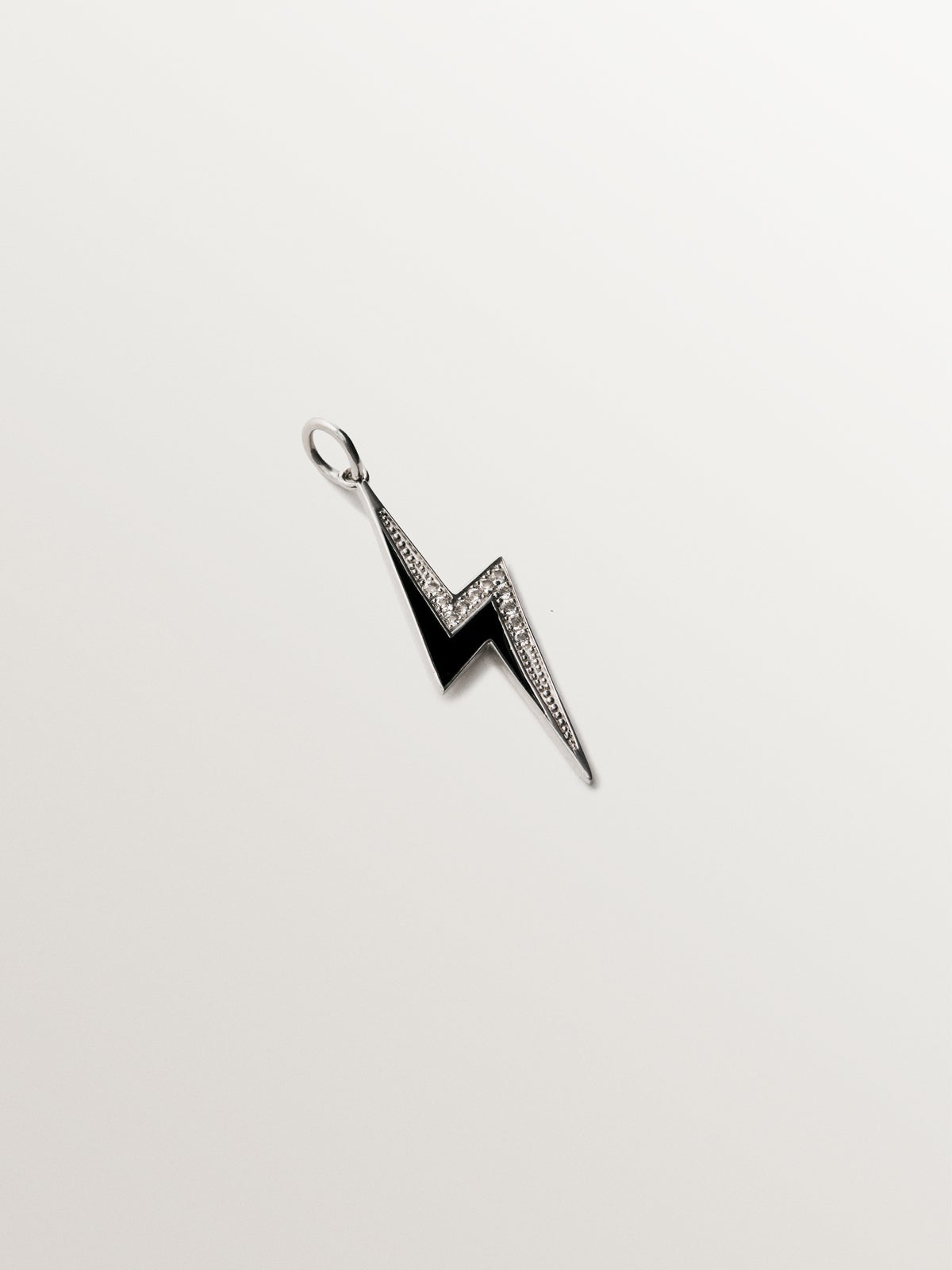 Charm de plata 925 con topacios blancos y detalle en esmalte negro con forma de rayo