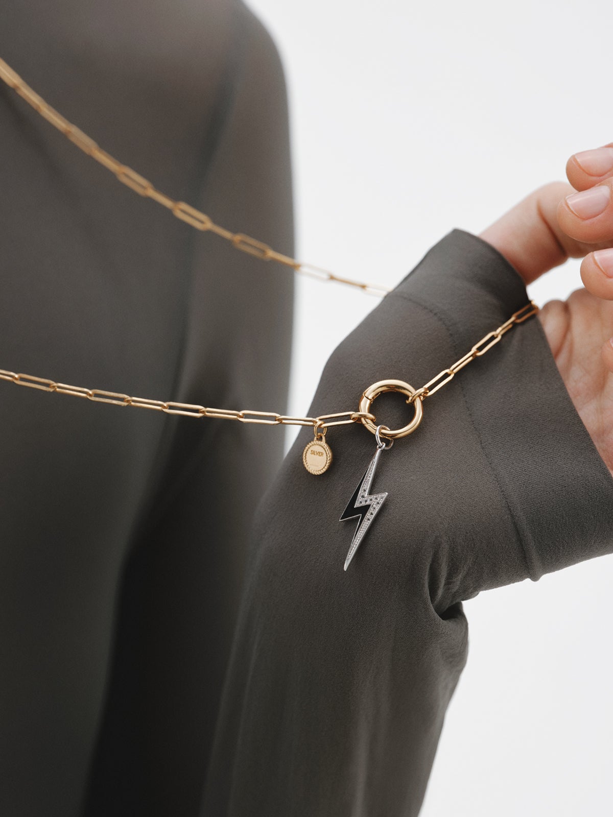 Charm de plata 925 con topacios blancos y detalle en esmalte negro con forma de rayo