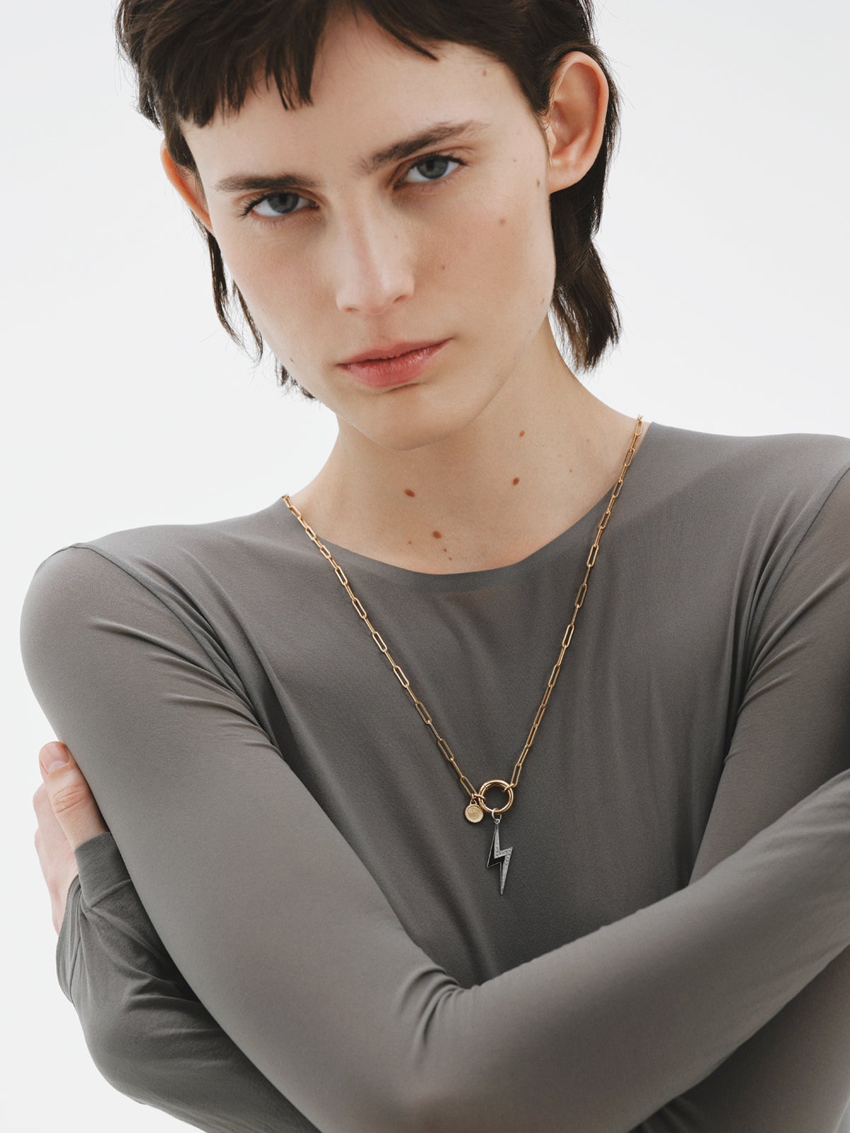 Charm de plata 925 con topacios blancos y detalle en esmalte negro con forma de rayo