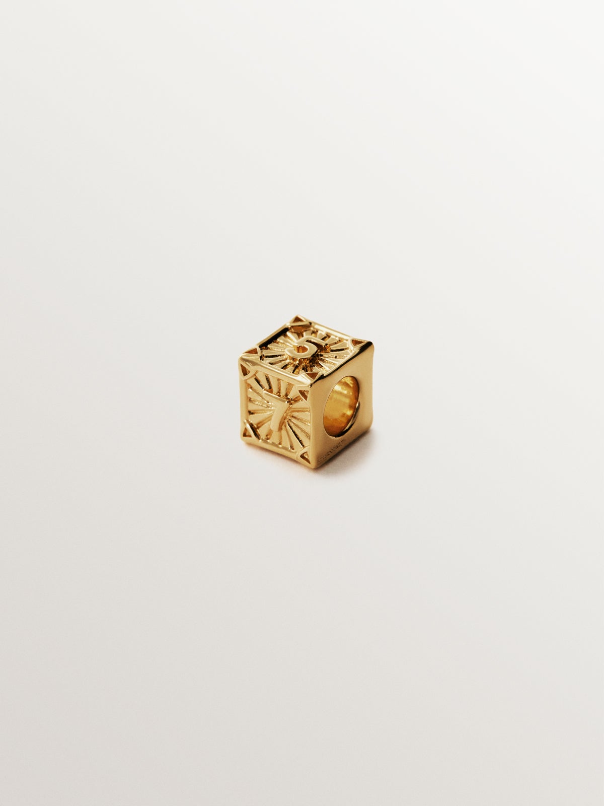Charm de plata 925 bañada en oro de 18K con forma de cubo con números impares