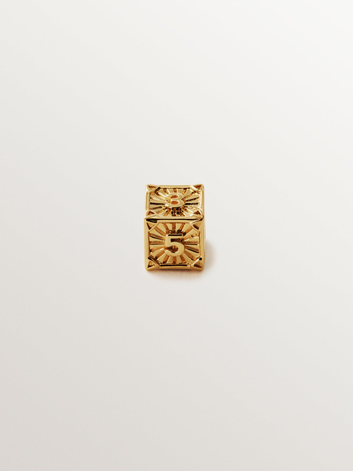 Charm de plata 925 bañada en oro de 18K con forma de cubo con números impares