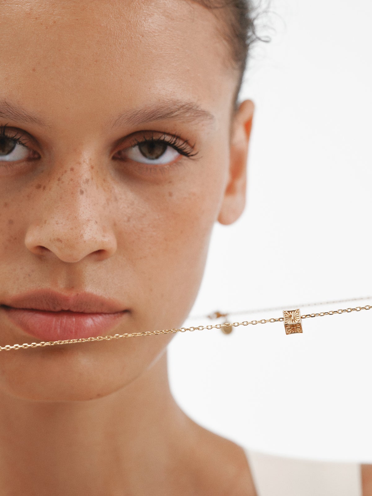 Charm de plata 925 bañada en oro de 18K con forma de cubo con números impares