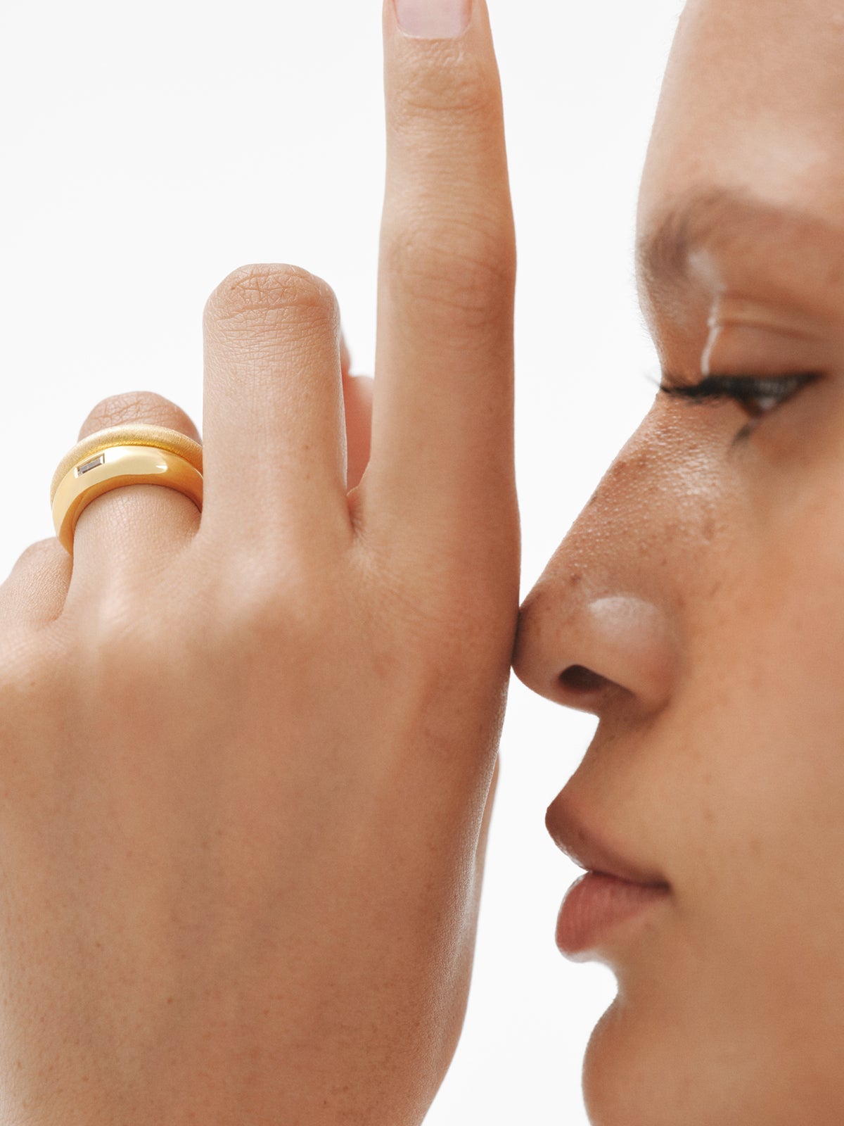 Anillo de plata 925 bañada en oro amarillo de 18K con topacio blanco