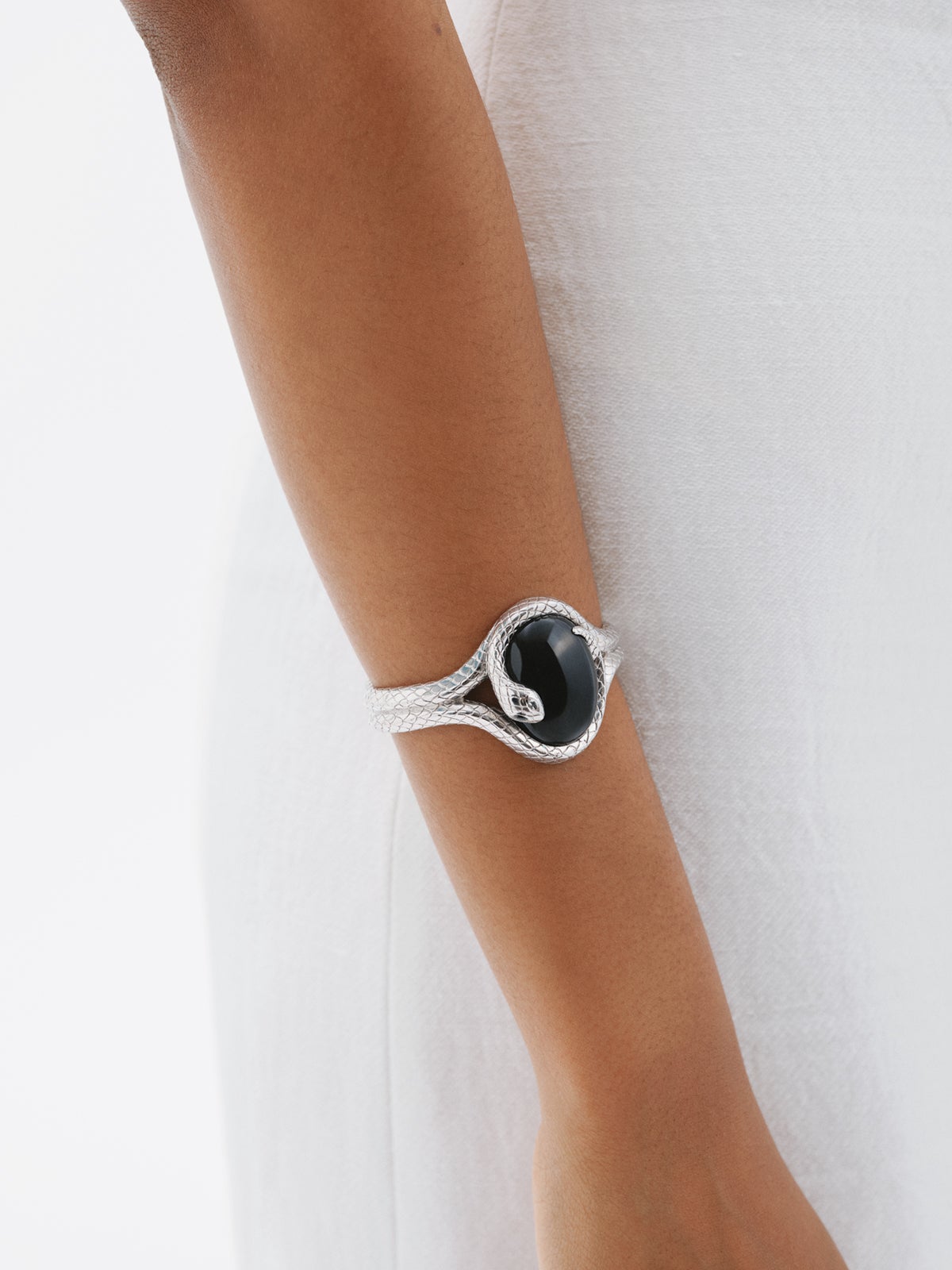 Brazalete de serpiente en plata 925 con ónix negro