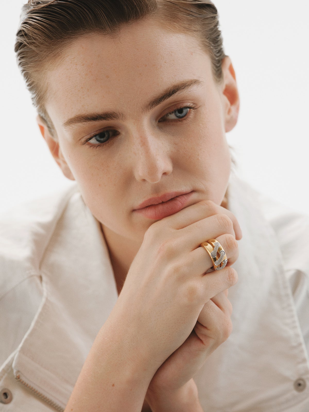 Anillo doble de plata 925 bañada en rodio y oro amarillo de 18K con pavé de topacios blancos