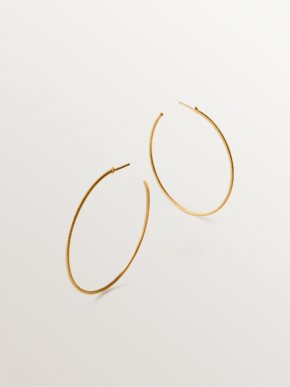 Pendientes de aro de plata 925 bañada en oro amarillo de 18K con textura