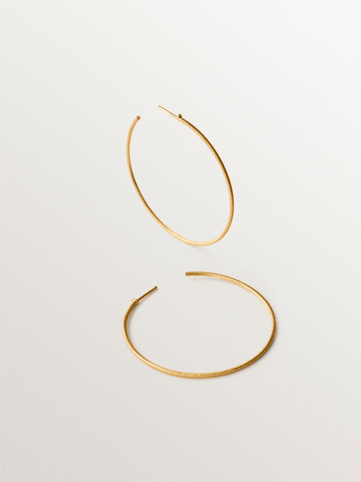 Pendientes de aro de plata 925 bañada en oro amarillo de 18K con textura
