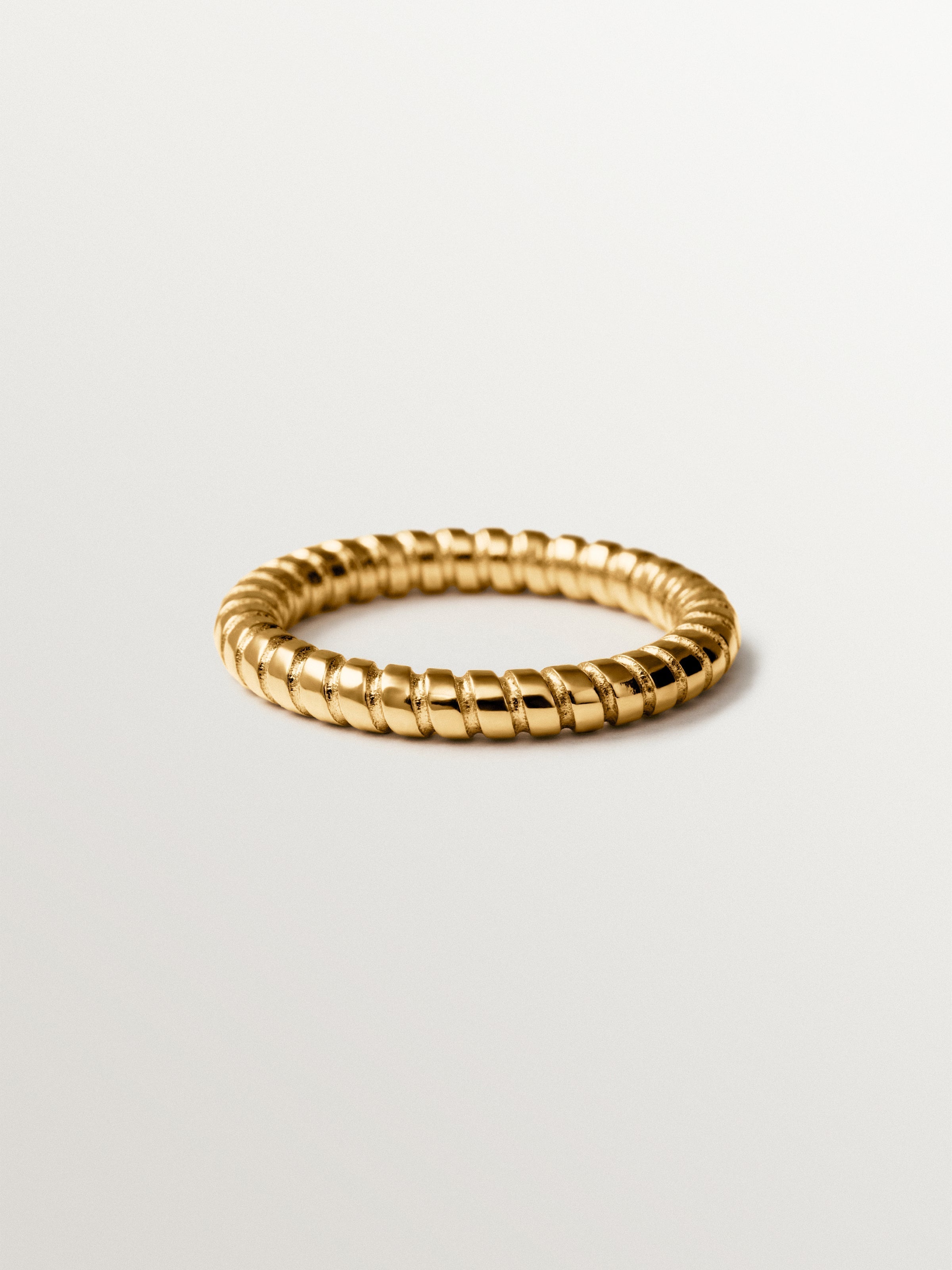 Anillo pequeño gallonado de plata 925 bañada en oro de 18K