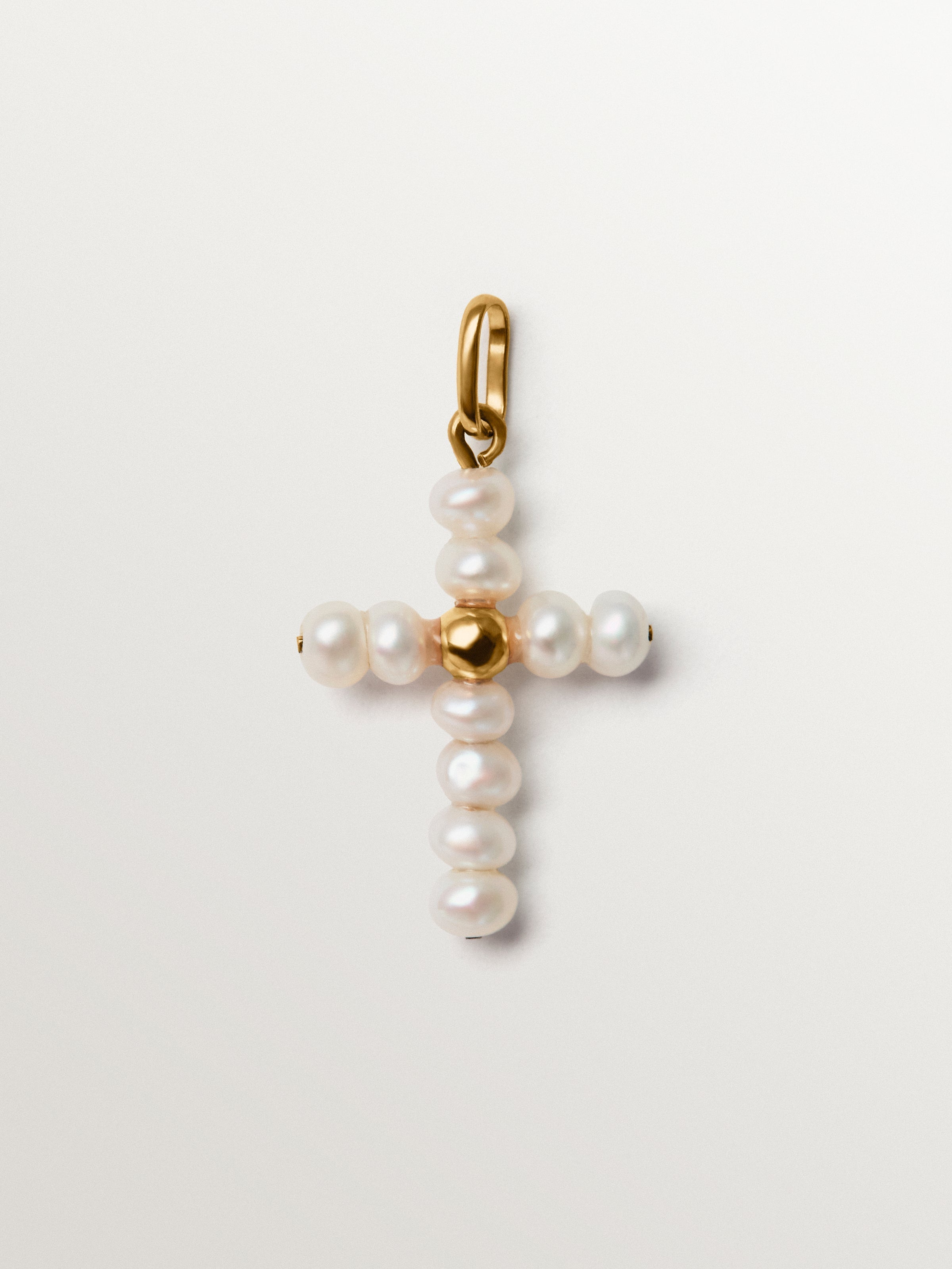 Charm de plata 925 bañada en oro amarillo de 18K con perlas y forma de cruz