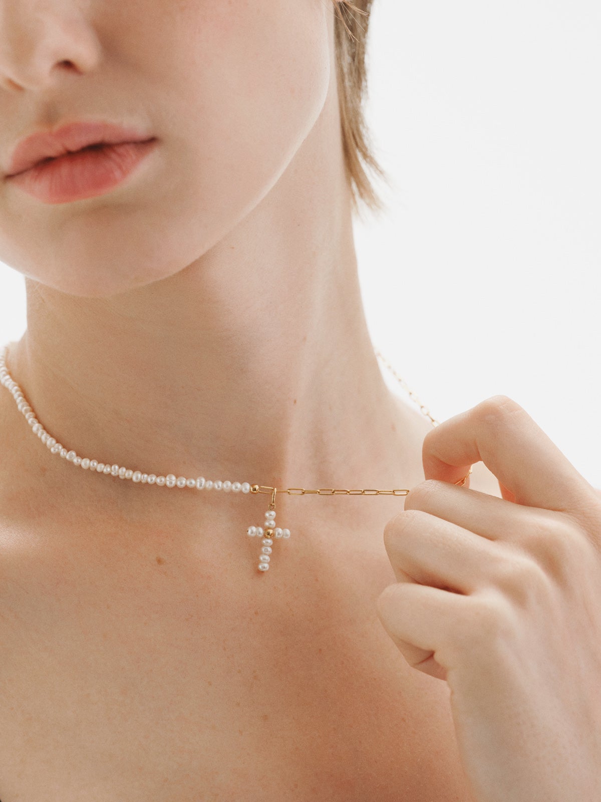 Charm de plata 925 bañada en oro amarillo de 18K con perlas y forma de cruz