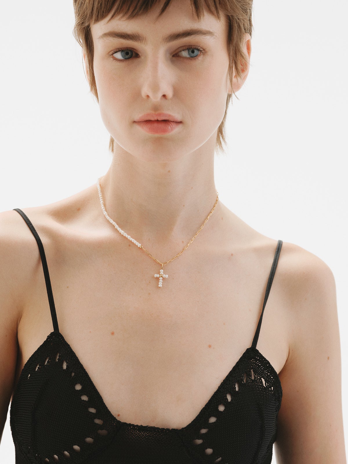 Charm de plata 925 bañada en oro amarillo de 18K con perlas y forma de cruz