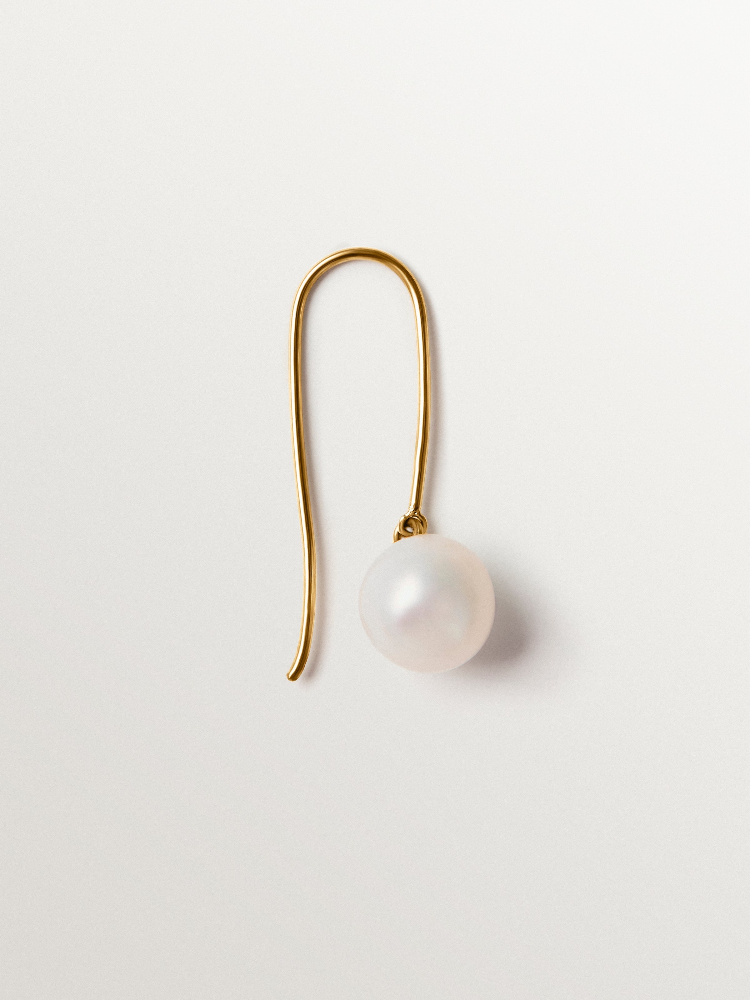 Pendiente individual de plata 925 bañada en oro de 18K con perla