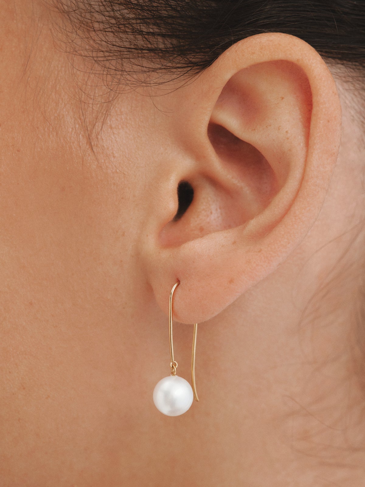 Pendiente individual de plata 925 bañada en oro de 18K con perla