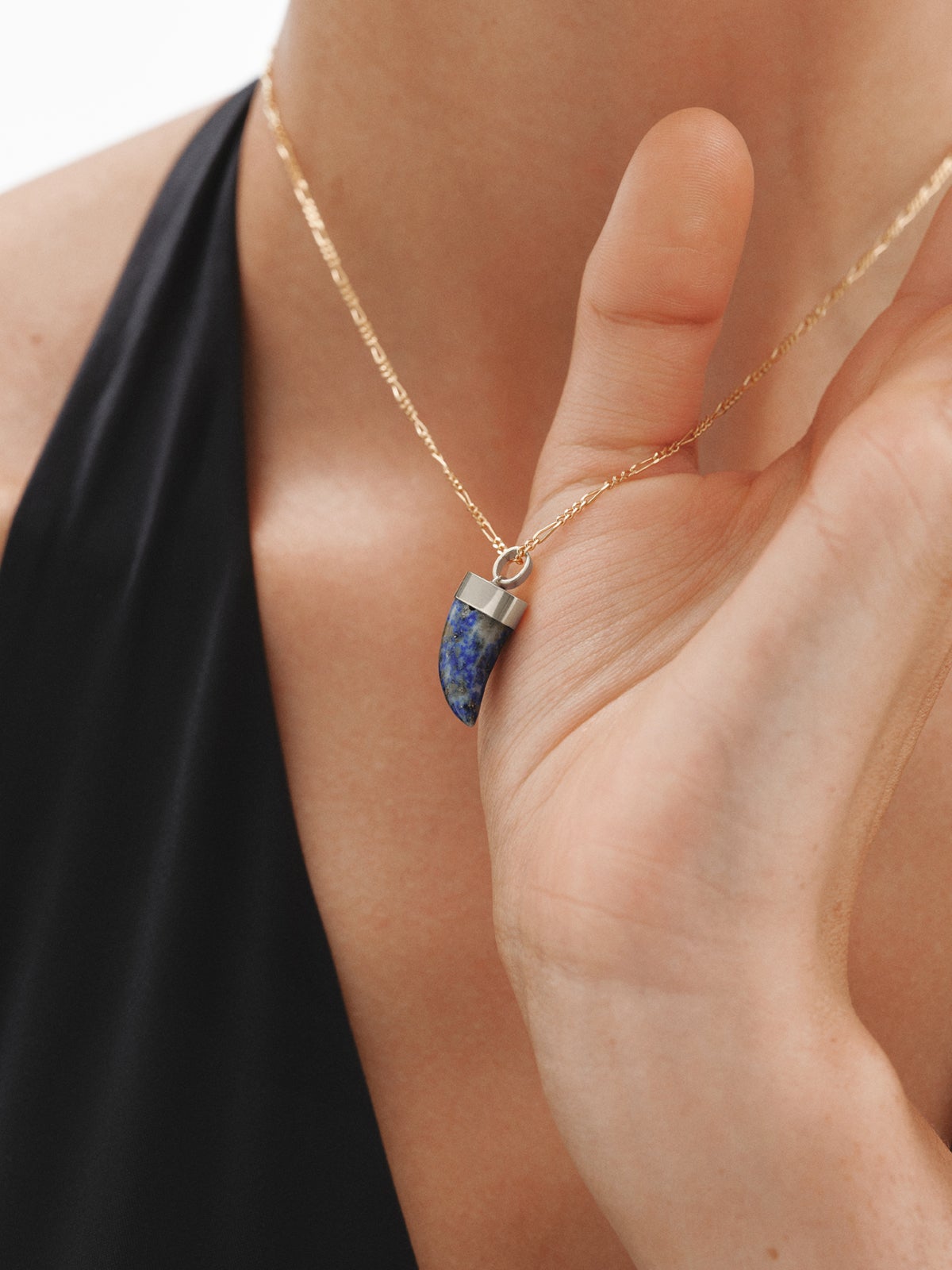 Charm de plata 925 con lapislázuli en forma de colmillo