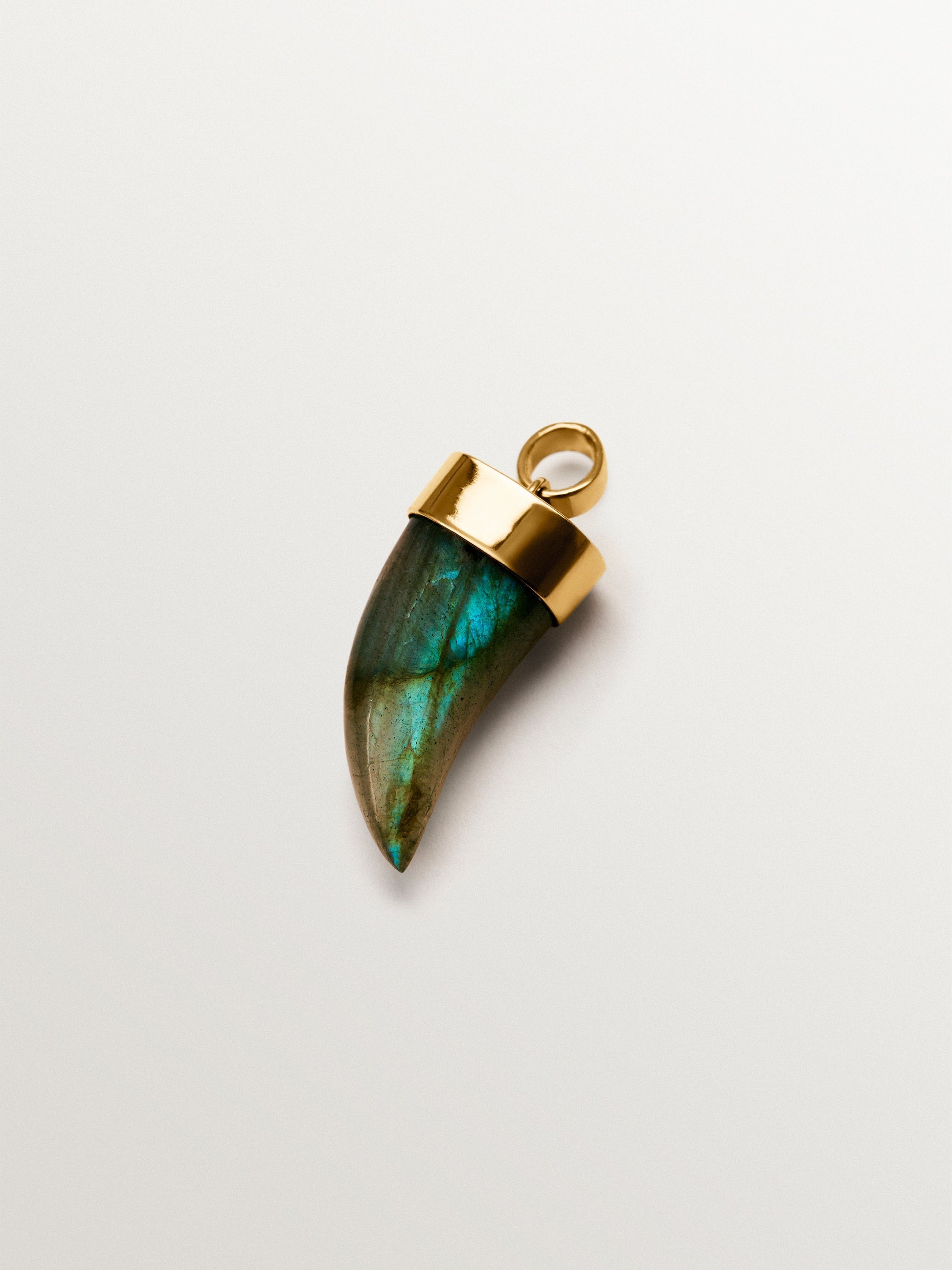 Charm de plata 925 bañada en oro de 18K con labradorita en forma de colmillo