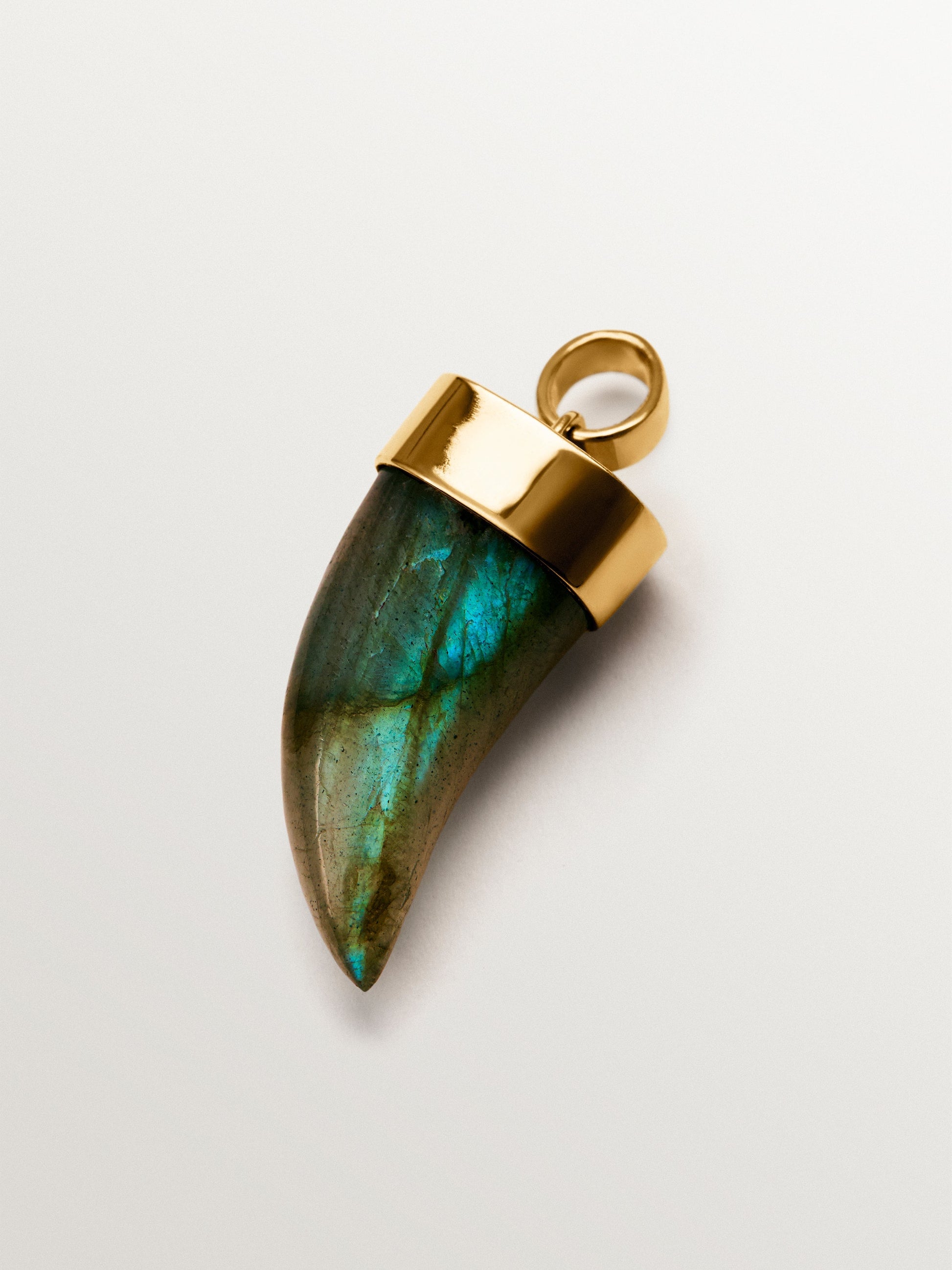 Charm de plata 925 bañada en oro de 18K con labradorita en forma de colmillo