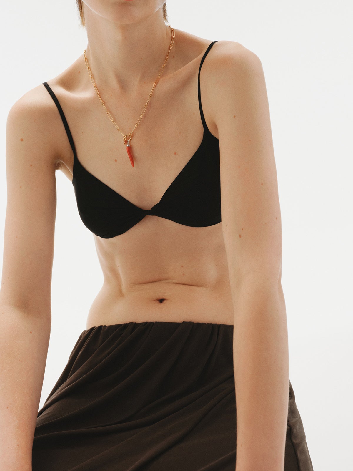 Charm de plata 925 rodiada con coral rojo