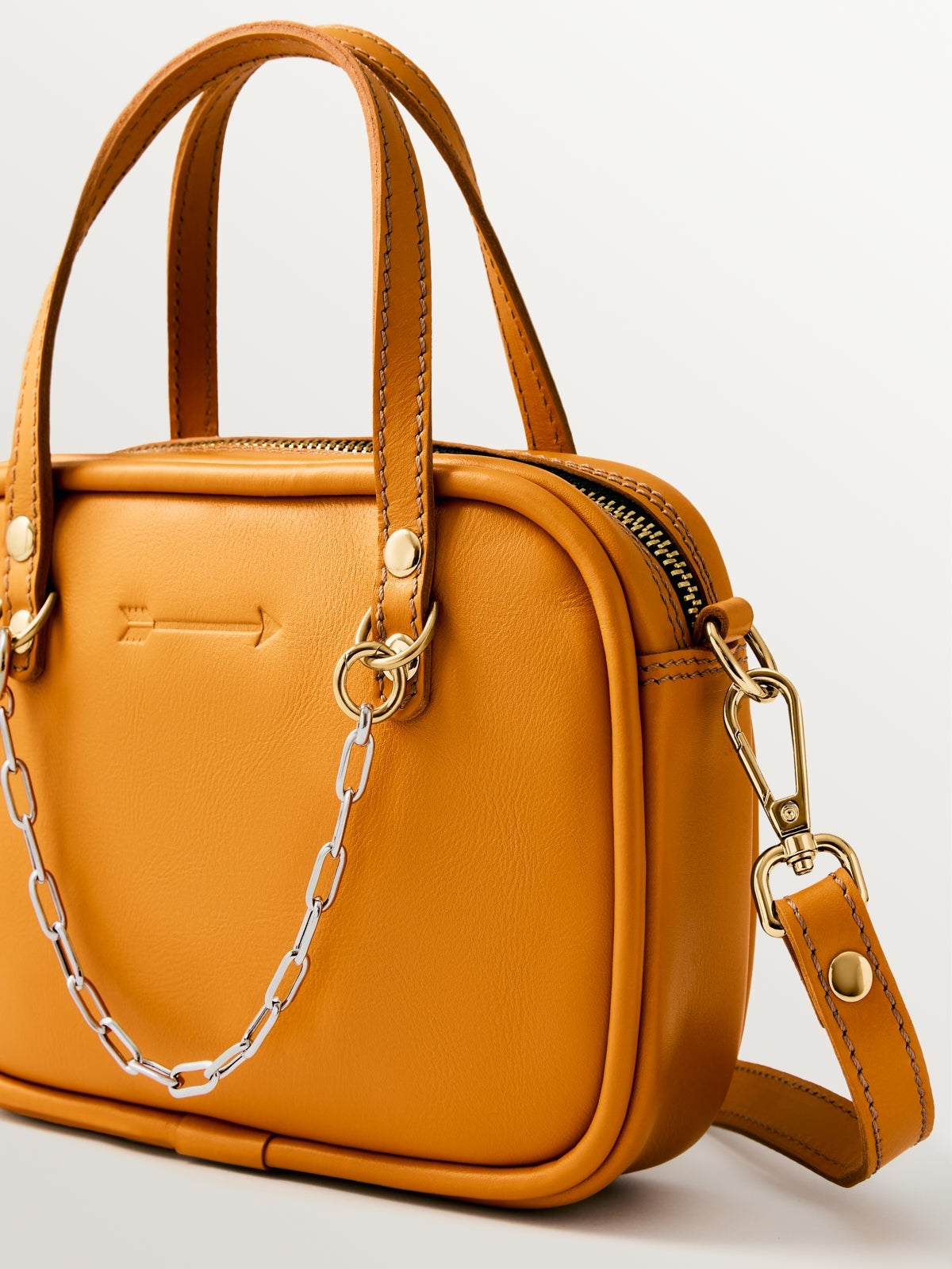 Bolso Sally´s Mustard con chain de plata 925 y cierres bañados en oro de 18K