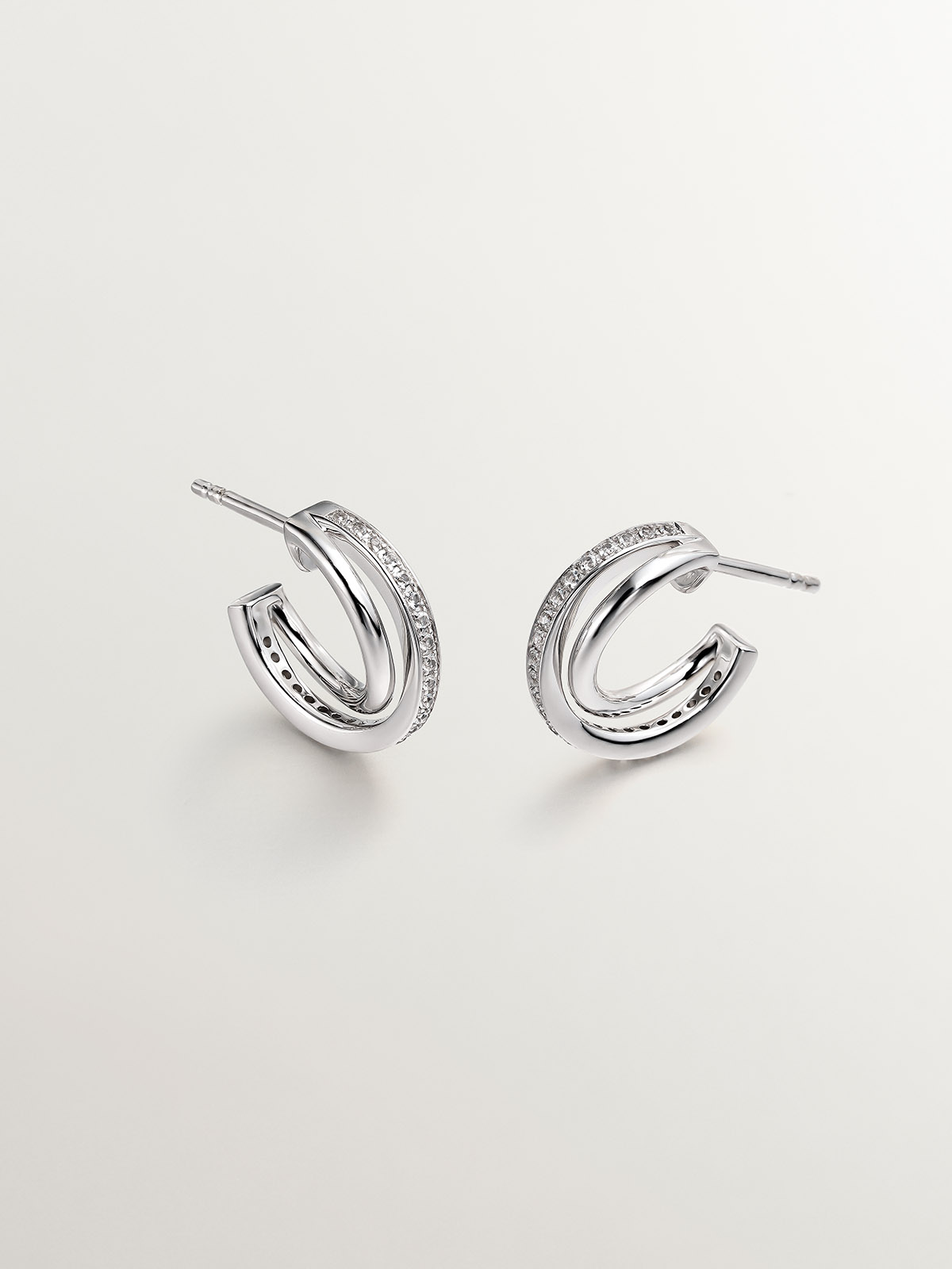 Boucles d'oreilles à double anneau en argent 925 avec topazes blanches.