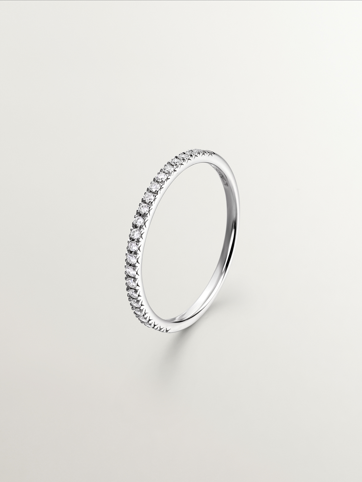 18K white gold ring with brilliant cut diamonds