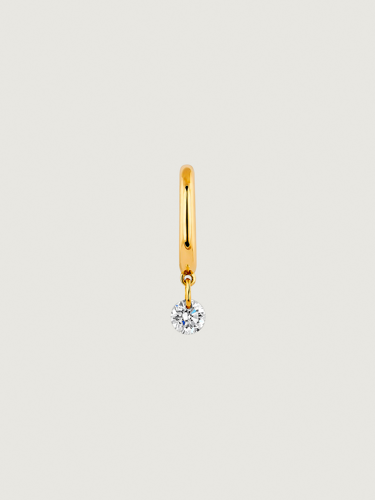 Pendiente individual de aro pequeño de oro amarillo de 18K con diamante 0,08 cts