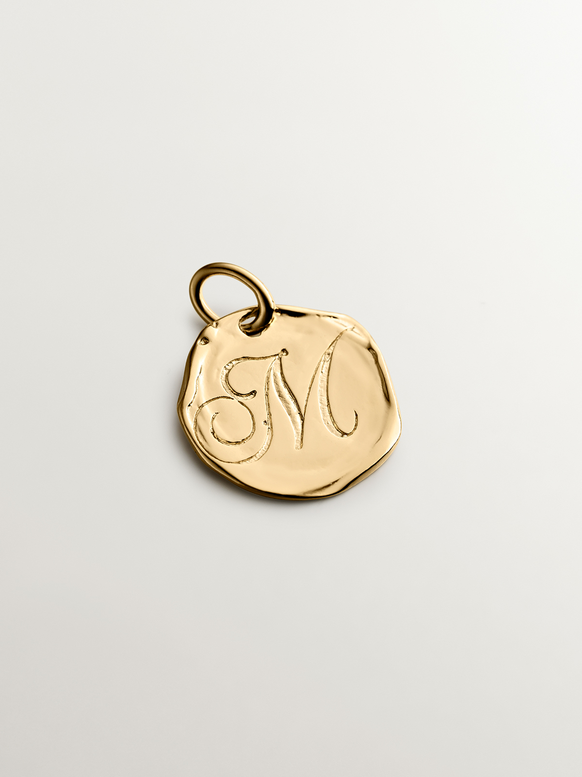 Charm artesanal de plata 925 bañada en oro amarillo de 18K con inicial M