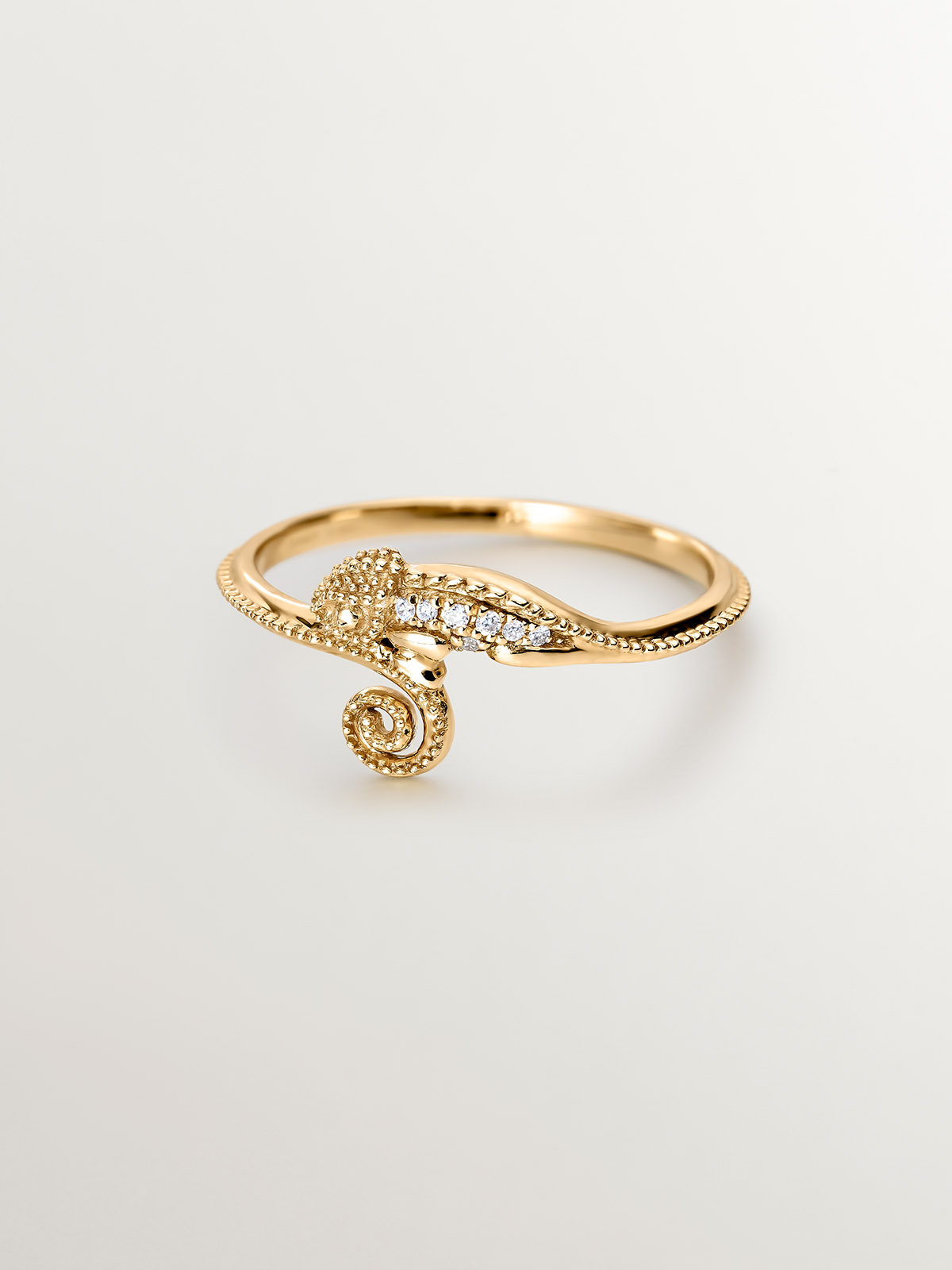Anillo de oro amarillo de 18K con camaleón y diamantes