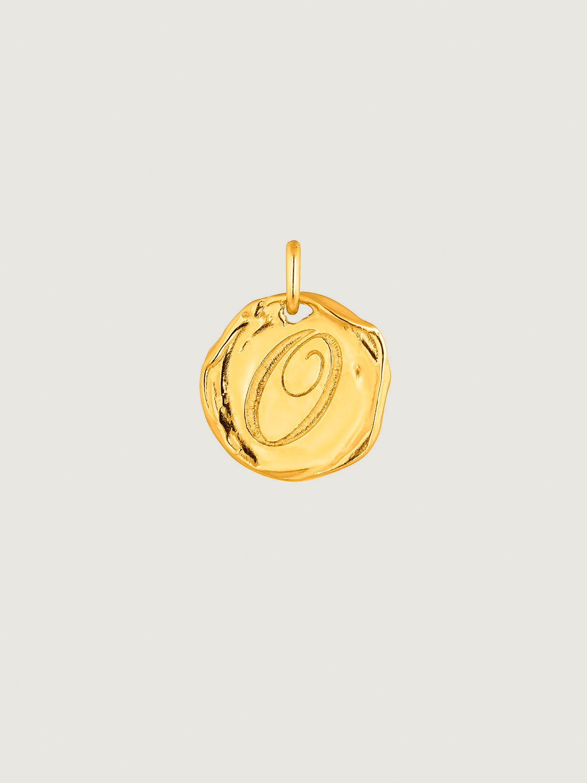 Charm artesanal de plata 925 bañada en oro amarillo de 18K con inicial O