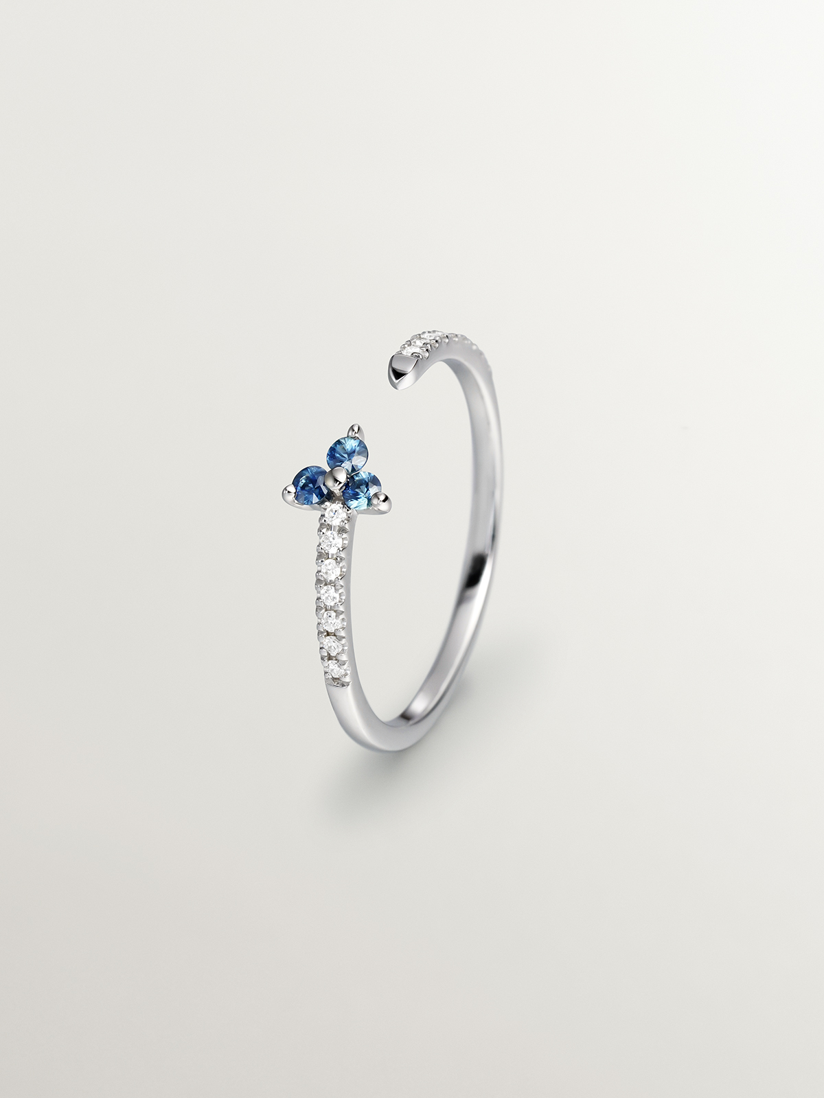 9K White Gold Ring with Diamonds and Blue Sapphire Clover
