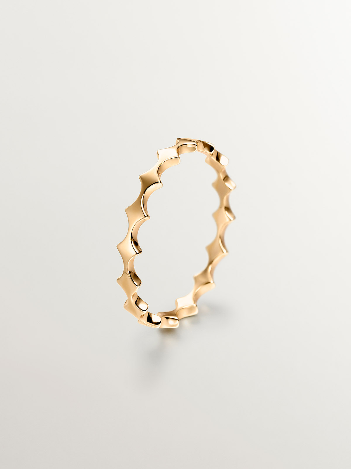 9K yellow gold ring with diamonds