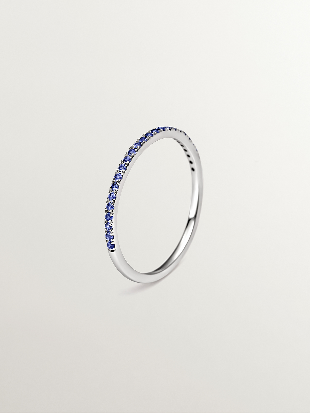 9K white gold ring with blue sapphires