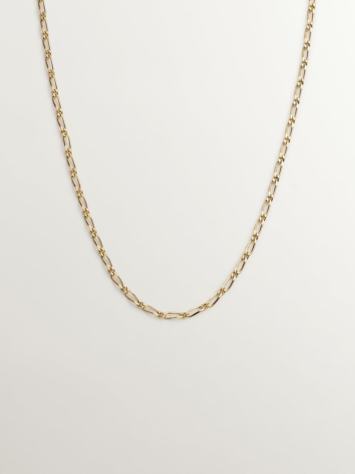 Fine chain of combined links in 9K yellow gold.