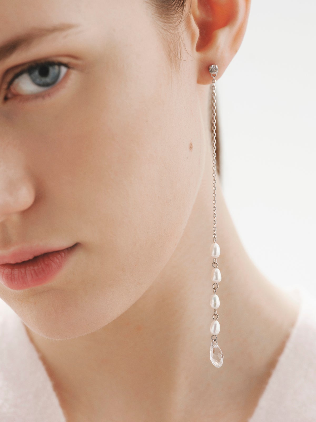 Pendientes largos con perlas barrocas y cristales