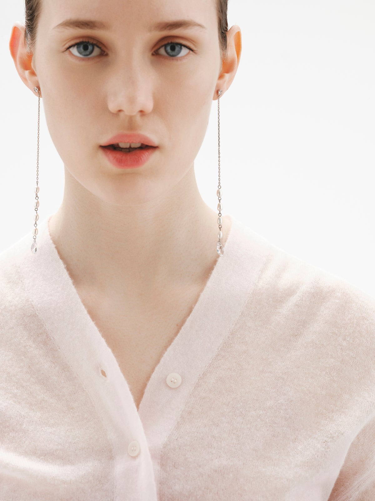 Pendientes largos con perlas barrocas y cristales