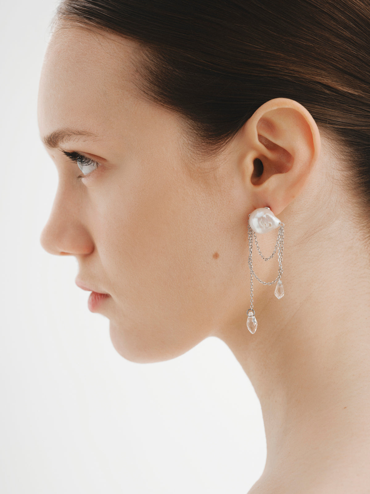 Boucle d’oreille à clous avec perles et cristaux baroques