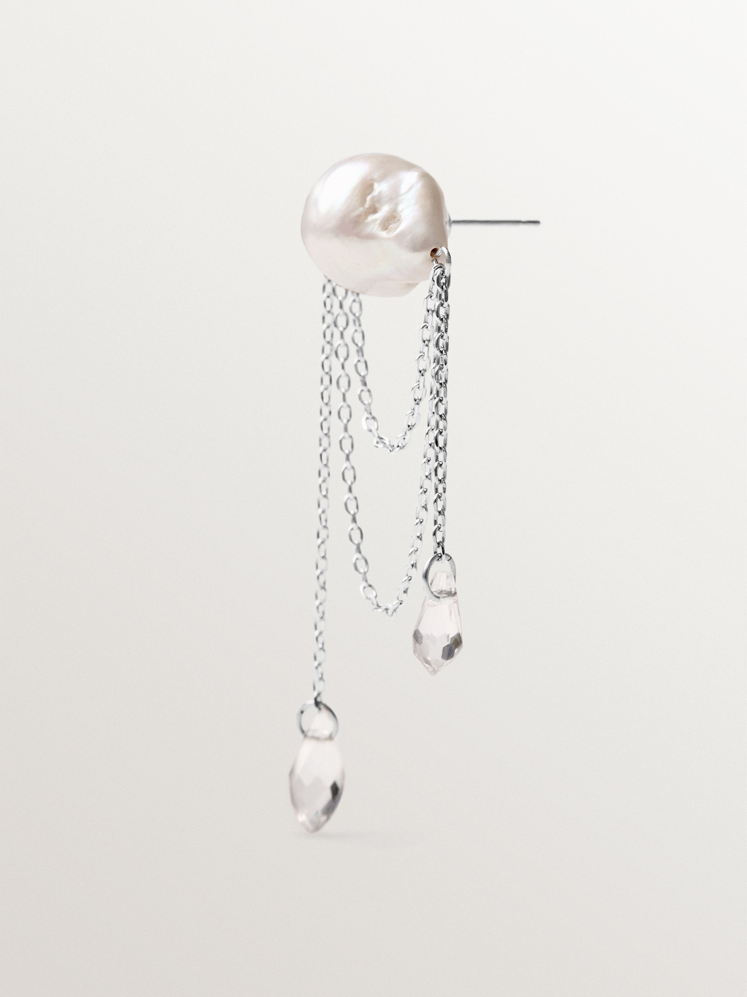 Boucle d’oreille à clous avec perles et cristaux baroques