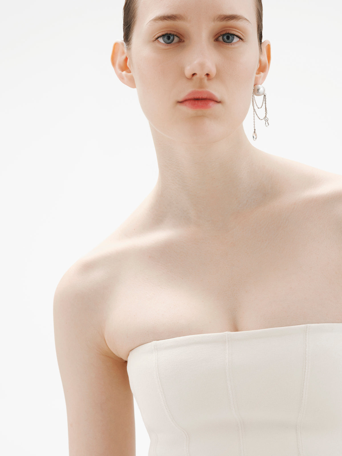 Boucle d’oreille à clous avec perles et cristaux baroques