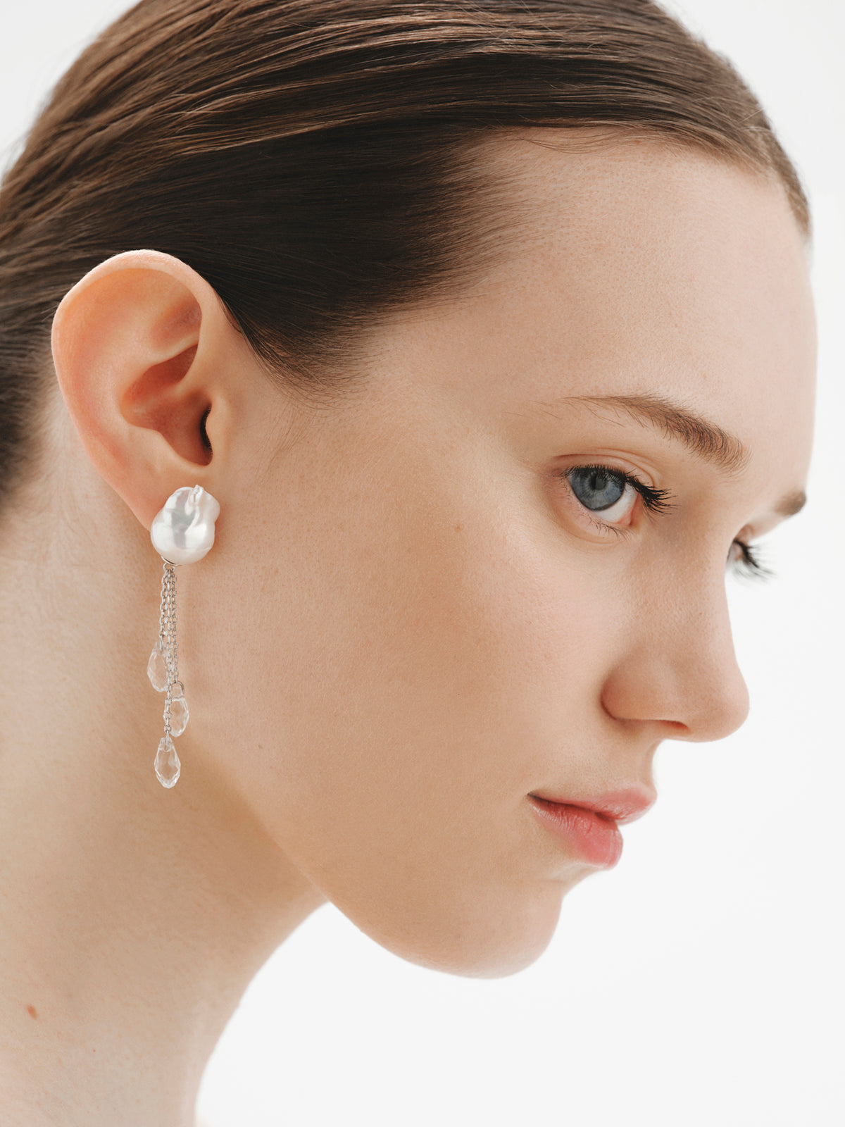 Boucle d’oreille à clous avec perles et cristaux baroques