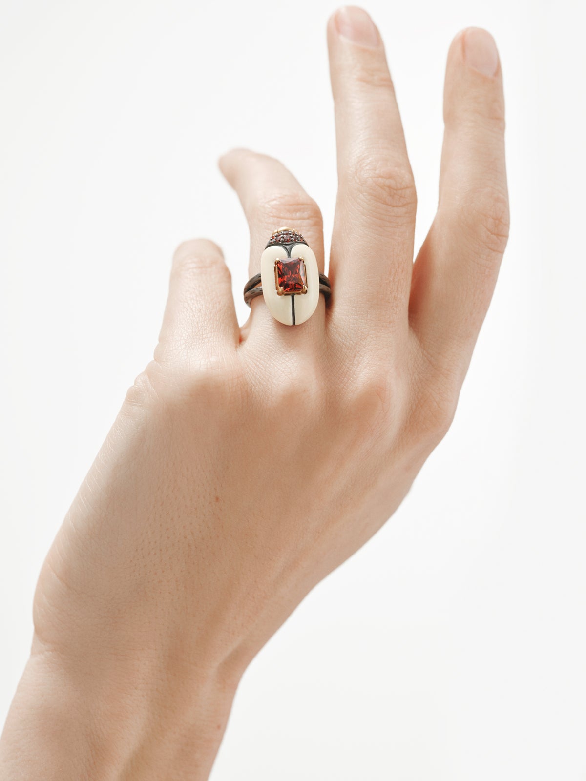 Anillo bañado en oro amarillo con cristales y forma de escarabajo