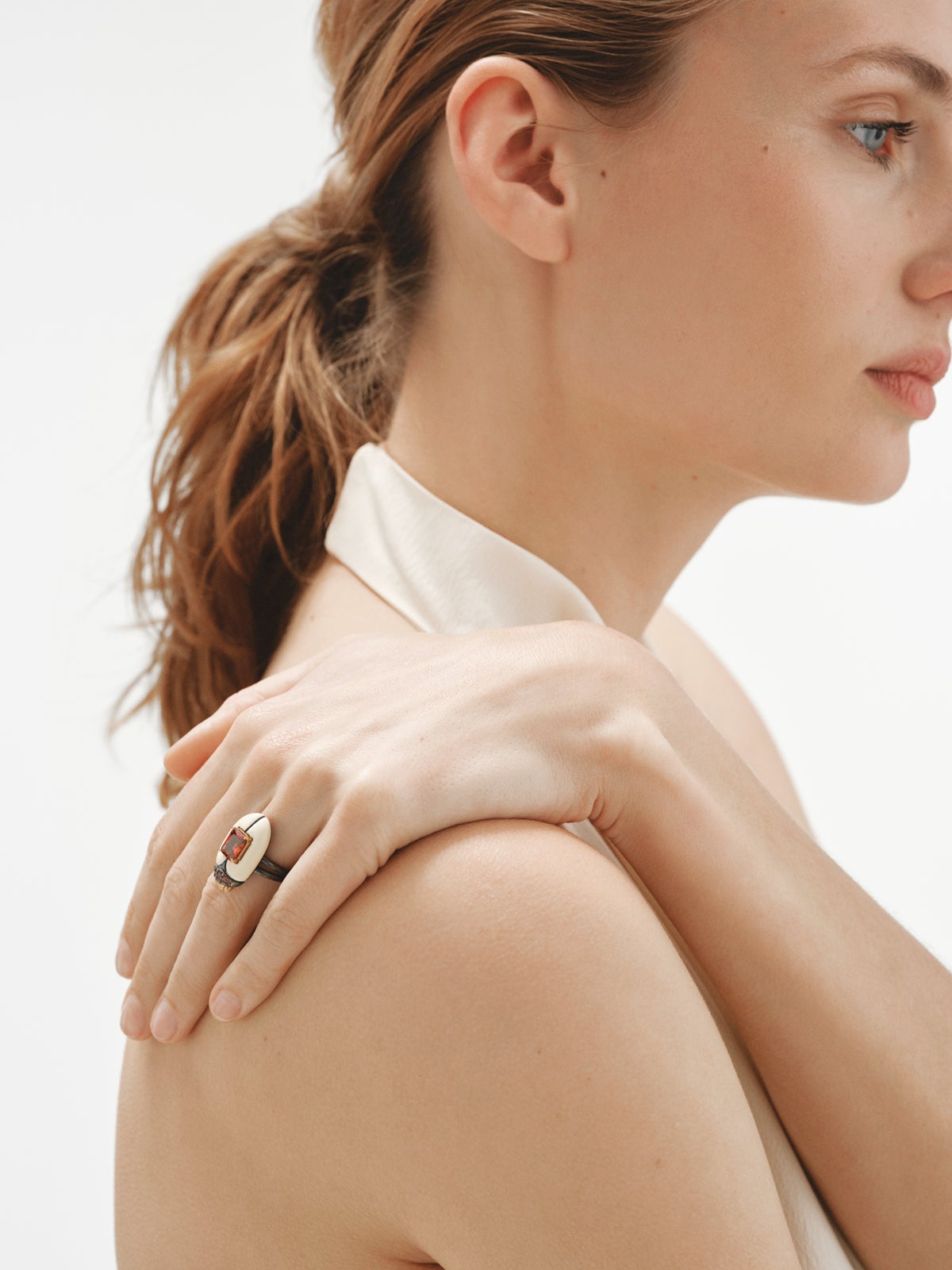 Anillo bañado en oro amarillo con cristales y forma de escarabajo