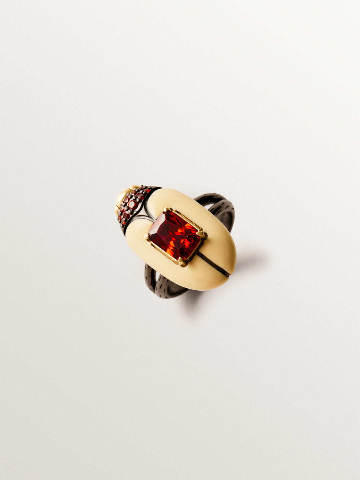 Anillo bañado en oro amarillo con cristales y forma de escarabajo