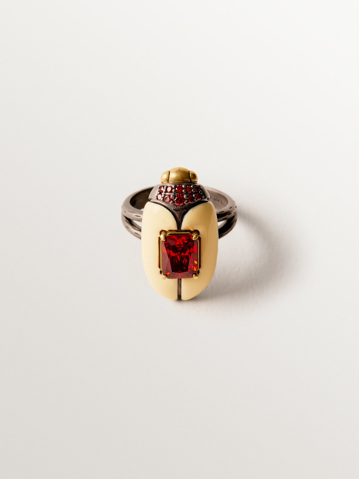 Anillo bañado en oro amarillo con cristales y forma de escarabajo