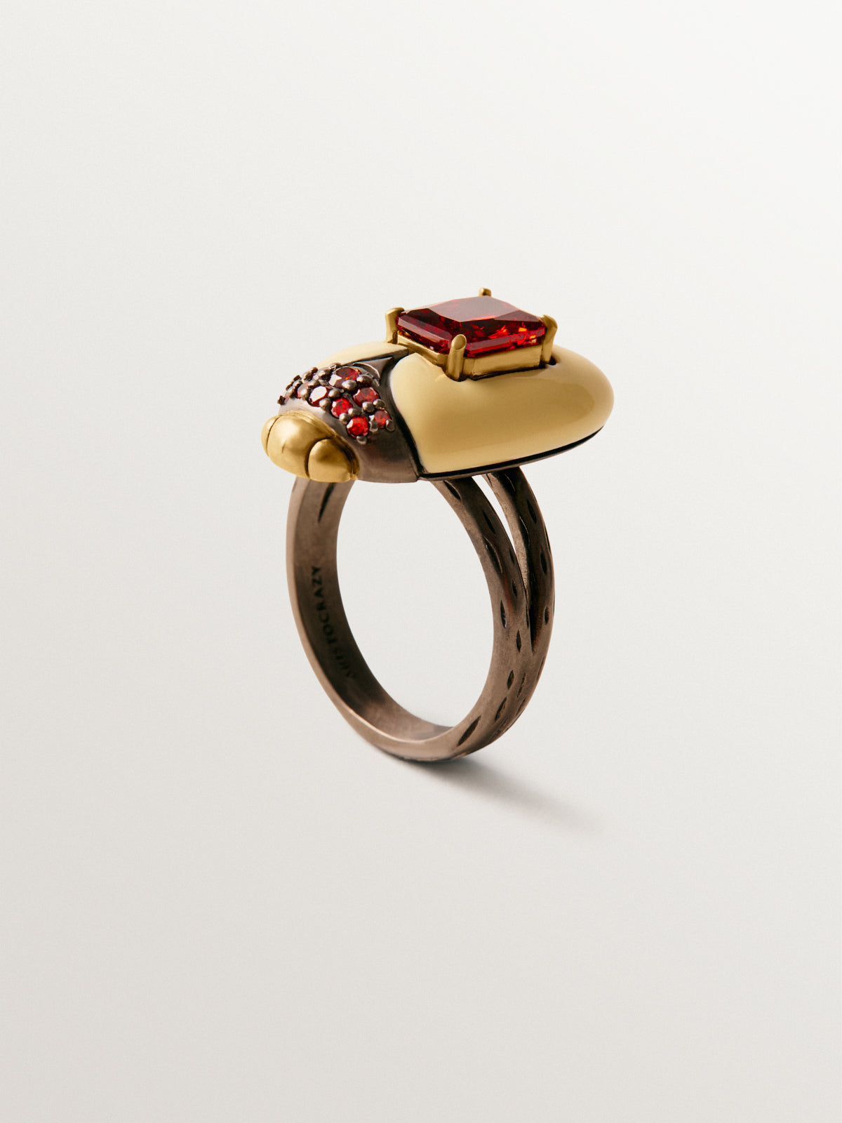 Anillo bañado en oro amarillo con cristales y forma de escarabajo