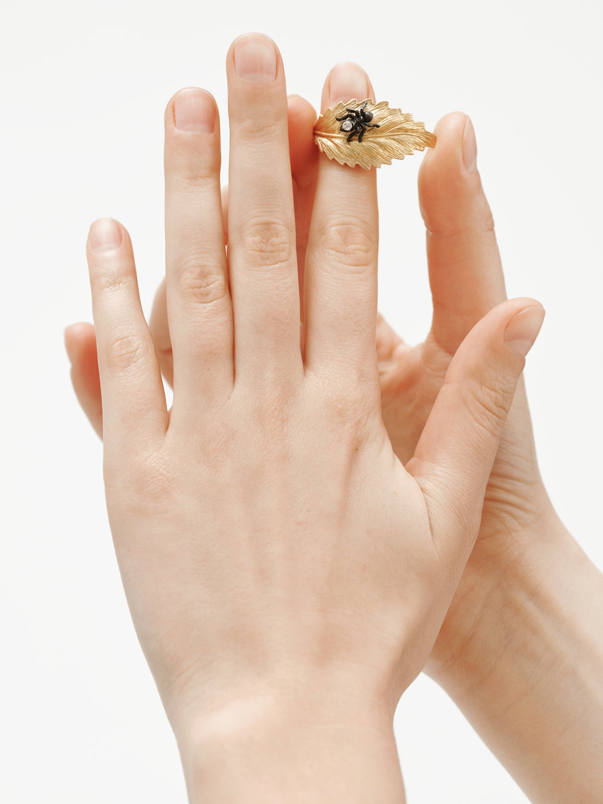 Anillo bañado en oro amarillo con cristales y forma de hoja